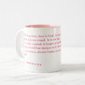 Liefde mislukt nooit - 1 Corinthians 13:4 Tweekleurige Koffiemok (Voorkant links)