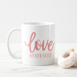 Liefde mislukt nooit - 1 Korintiërs 13:8 roze Koffiemok