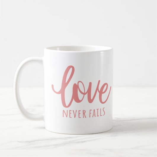 Liefde mislukt nooit - 1 Korintiërs 13:8 roze Koffiemok (Links)