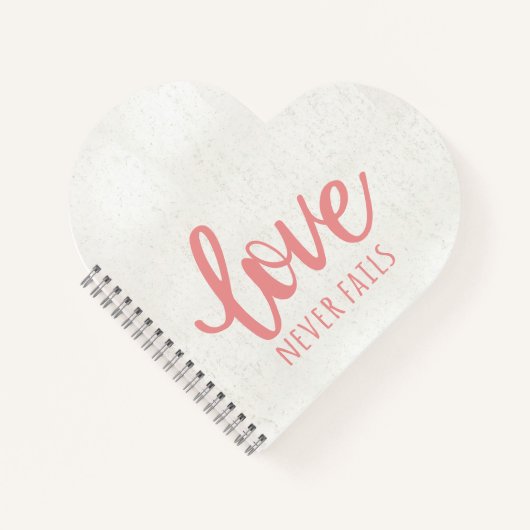 Liefde mislukt nooit - 1 Korintiërs 13:8 roze Notitieboek (Voorkant)