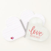 Liefde mislukt nooit - 1 Korintiërs 13:8 roze Notitieboek (Binnen)