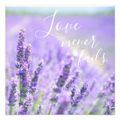 Liefde mislukt nooit Bijbelse Citaat Lavender Flow Foto Afdruk (Voorkant)