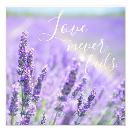 Liefde mislukt nooit Bijbelse Citaat Lavender Flow Foto Afdruk (Voorkant)