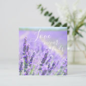 Liefde mislukt nooit Bijbelse Citaat Lavender Flow Kaart (Staand voorkant)