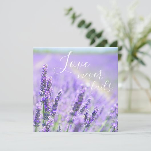 Liefde mislukt nooit Bijbelse Citaat Lavender Flow Kaart (Staand voorkant)