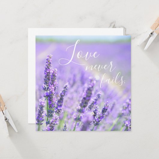 Liefde mislukt nooit Bijbelse Citaat Lavender Flow Kaart (Voorkant / Achterkant in situ)