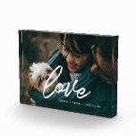 Liefde moderne typografie overlay koppel fotoblokken<br><div class="desc">Laat je favoriete trouwende afbeeldingen zien met dit moderne fotoblok,  met het woord Liefde in een mooie tekstbedekking. U kunt de kleur en de grootte van de tekst gemakkelijk veranderen om uw afbeelding te passen.</div>