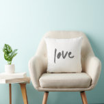 Liefde | Moderne Word Quote Minimalist Art Brush Kussen<br><div class="desc">Moderne, minimalistische 'Love'-inspirerend prijsverhogingskussen in een stijlvol zwart, in een penseel lettertype met handbeschilderde stijl, met Scandinavische minimalistische monochrome stijl, geïnspireerd door romance, aanmoediging, inspiratie, motivatie, vriendschap, vriendelijkheid en reizen. Een deel van het collectie van het Ontwerp van de Liefde dat een grote waaier van producten met een waaier van...</div>