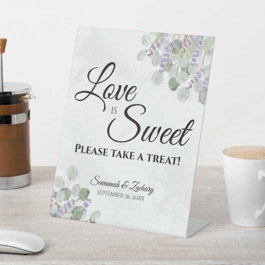 Liefde neemt een Treat Eucalyptus & Lavender Reclamebord Met Voetstuk (Insitu)