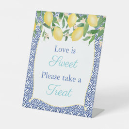 Liefde neemt een Treat Lemons Wedding Shower Reclamebord Met Voetstuk
