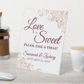 Liefde neemt een Treat Roos Gold en Bourgogne Reclamebord Met Voetstuk (Insitu)