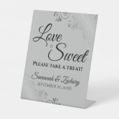 Liefde neemt een Treat Silver Lace op Grey Reclamebord Met Voetstuk (Voorkant)