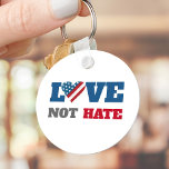 Liefde Niet Haat Bold Rustiek USA Vlag Hart Op Wit Sleutelhanger<br><div class="desc">"Liefde niet haten". Wees trots en laat de wereld weten hoe goed dit land is en kan zijn met deze doordachte, opvallende, grafische, patriottische sleutelhanger. Een hart vol met een rustieke, , gedurfde, rode, witte en blauwe houtstrepen en Amerikaanse vlag plus sterke marineblauwe, grijze en rode typografie op een witte...</div>