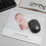 Liefde op First Sight Baby Foto Muismat<br><div class="desc">Houd je lieve kleine beetje op de werkdag dicht bij onze moderne en minimale foto-mousepad. Personaliseer je favoriete pasgeboren foto; "liefde op het eerste gezicht" staat onder de moderne zwart-wittypografie. Pas de naam en de geboortedatum van uw baby aan en voeg indien gewenst aanvullende geboortestaten toe.</div>