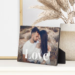 Liefde overlay persoonlijke paren foto fotoplaat<br><div class="desc">Creëer een lief keepasje van je bruiloft,  huwelijksreis of een speciaal moment met deze prachtige aangepaste fotoplaque die perfect is voor koppels. Voeg een favoriete horizontale foto toe en pas met uw namen langs de bodem aan. "Liefde" lijkt een witte tekstbedekking in modern schrift.</div>
