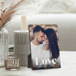 Liefde overlay persoonlijke paren foto fotoplaat<br><div class="desc">Creëer een lief keepasje van je bruiloft,  huwelijksreis of een speciaal moment met deze prachtige aangepaste fotoplaque die perfect is voor koppels. Voeg een favoriete verticale foto toe en pas met uw namen over de bodem aan. "Liefde" lijkt een witte tekstbedekking in modern schrift.</div>