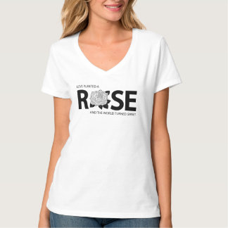 Liefde plantte een roos, en de wereld werd zoet t-shirt