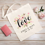 Liefde roze Waterverf bloemen Weddenschap Monogram Tote Bag<br><div class="desc">Het gepersonaliseerde ontwerp van de canvas tas kenmerkt het woord "Liefde" in een zwarte hand-letterlijke manuscriptstijl, die door een prachtige waterverf wordt geschilderd floreel ontwerp van pastelroze, wazige, perzikenlenteshlia en roos bloemen en groene bladeren. Inbegrepen is ook een modern en elegant monogram van de bruid & groom namen en trouwdatum...</div>