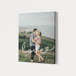 Liefde schattig grillig script paar foto canvas afdruk<br><div class="desc">Laat je favoriete trouwende afbeeldingen zien met deze moderne gedrukte tekst,  met het woord 'Love' in een mooie tekstbedekking. U kunt de kleur en de grootte van de tekst gemakkelijk veranderen om uw afbeelding te passen.</div>