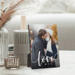 Liefde Script Overlay Couples - Aangepaste foto Fotoplaat<br><div class="desc">Creëer een lief keepasje van je bruiloft,  huwelijksreis of een speciaal moment met deze prachtige aangepaste plaquette die perfect is voor paren. Voeg een favoriete verticale foto toe,  met "liefde"bekleed in elegant wit manuscript dat,  en uw initialen onder.</div>
