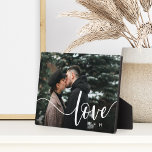 Liefde Script Overlay Couples - Aangepaste foto Fotoplaat<br><div class="desc">Creëer een lief keepasje van je bruiloft,  huwelijksreis of een speciaal moment met deze prachtige aangepaste plaquette die perfect is voor paren. Voeg een favoriete horizontale foto,  met "liefde"toe die bij het recht in elegant wit manuscript het schrijven,  en uw initialen onder wordt gericht.</div>