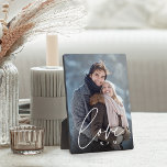 Liefde Script Overlay Persoonlijke paren Foto Fotoplaat<br><div class="desc">Creëer een lief keepasje van je bruiloft,  huwelijksreis of een speciaal moment met deze prachtige aangepaste fotoplaque die perfect is voor koppels. Voeg een favoriete verticale foto toe,  met "liefde"bekleed in elegant wit manuscript dat,  en uw initialen onder.</div>