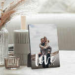 Liefde Script Overlay Persoonlijke paren Foto Fotoplaat<br><div class="desc">Creëer een lief keepasje van je bruiloft,  huwelijksreis of een speciaal moment met deze fotoplaque die perfect is voor koppels. Voeg een favoriete verticale foto toe,  met "liefde"bekleed in het casual handschrift van het borstelmanuscript,  en uw initialen onder.</div>