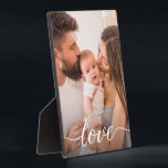 Liefde Script Persoonlijke familiefoto Fotoplaat<br><div class="desc">Met behulp van een mooi en modern script voor het woord "Liefde",  kan deze familie liefde foto gemakkelijk worden gepersonaliseerd met uw eigen favoriete familie foto. Een elegante fotoplaquette ezel om gekoesterd en getoond te worden,  een moderne foto lijst optie.</div>