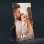 Liefde Script Persoonlijke familiefoto Fotoplaat<br><div class="desc">Met behulp van een mooi en modern script voor het woord "Liefde",  kan deze familie liefde foto gemakkelijk worden gepersonaliseerd met uw eigen favoriete familie foto. Een elegante fotoplaquette ezel om gekoesterd en getoond te worden,  een moderne foto lijst optie.</div>