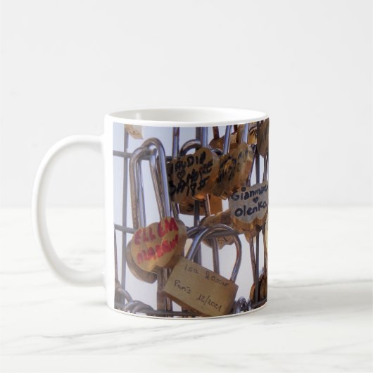 Liefde sloten en Eiffeltoren. Parijs. Frankrijk. Koffiemok (Links)