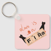 Liefde staat in brand | Grappige Sleutelhanger (Voorkant)