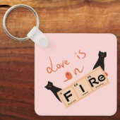 Liefde staat in brand | Grappige Sleutelhanger (Voorkant)