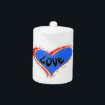 Liefde Theepot<br><div class="desc">Zet een beetje liefde in je hart deze Vierde juli met dit simpele ontwerp. Liefde is geschreven in een rood, wit en blauw hart. Het hart wordt omringd door gouden en witte sterren. Dit is een groot geschenk en geschikt voor iedereen.</div>