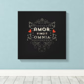 Liefde verovert alles - Latijns- typografie Canvas Afdruk (Insitu (Houten vloer))