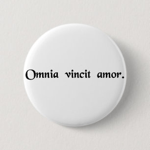 Liefde verovert alles. ronde button 5,7 cm