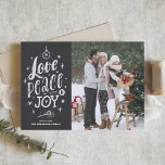 Liefde Vrede en Vreugde Chalkboard Kerstmis Foto Feestdagenkaart<br><div class="desc">Liefde,  vrede en vreugde. Stuur vakantiewensen naar uw familie en vrienden met deze aanpasbare vakantiekaart. Het beschikt over rustieke handbelettering en een faux krijtbordachtergrond. Deze kerstkaart is verkrijgbaar in andere kaartstijlen.</div>