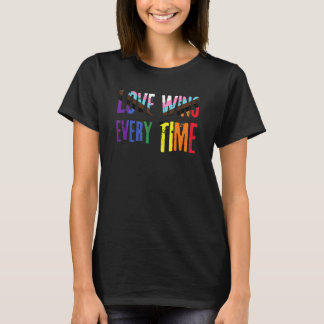 Liefde wint elke keer als Lgbetqia+ regenboogvlag  T-shirt