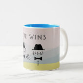 Liefde wint kleurrijke Gay Pride Tweekleurige Koffiemok (Voorkant rechts)