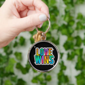 Liefde wint. LGBTQ+Pride. Regenboog. Sleutelhanger (Hand)