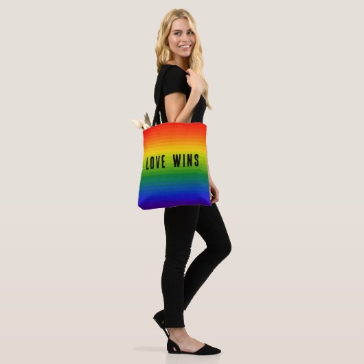 Liefde wint. Liefde is Liefde Rainbow Gradient Str Tote Bag (Op model)