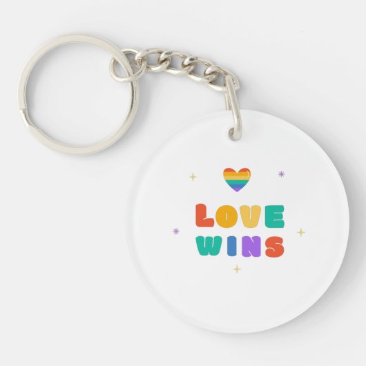 Liefde wint met een regenbooghart sleutelhanger (Voorkant)