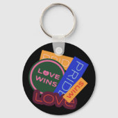 Liefde wint. Pride. Pride wint. LGBT+Pride Sleutelhanger (Voorkant)