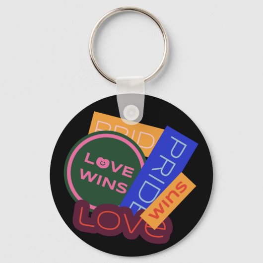 Liefde wint. Pride. Pride wint. LGBT+Pride Sleutelhanger (Voorkant)
