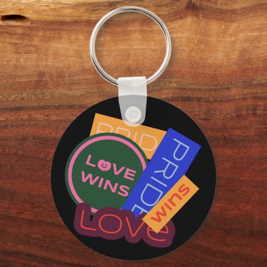Liefde wint. Pride. Pride wint. LGBT+Pride Sleutelhanger (Voorkant)