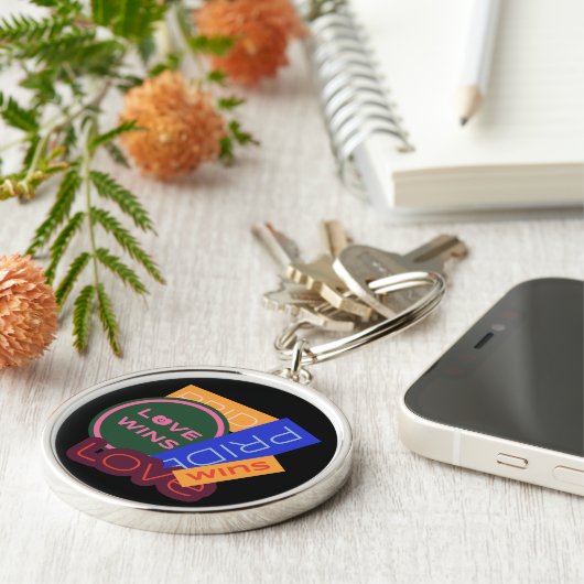 Liefde wint. Pride. Pride wint. LGBT+Pride Sleutelhanger (Zijkant)