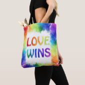Liefde Wint Pride Regenboog Voor en Terug Versierd Tote Bag (Dichtbij)
