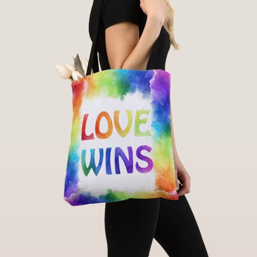 Liefde Wint Pride Regenboog Voor en Terug Versierd Tote Bag (Dichtbij)