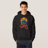 Liefde wint regenboogverf typografisch hoodie (Voorkant volledig)