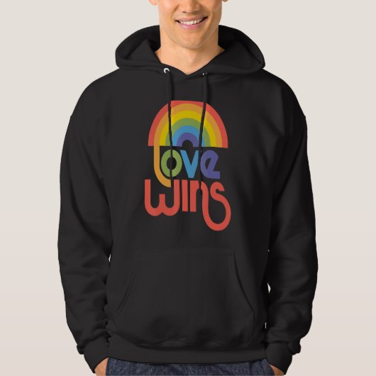 Liefde wint regenboogverf typografisch hoodie (Voorkant)