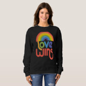 Liefde wint regenboogverf typografisch trui (Voorkant volledig)